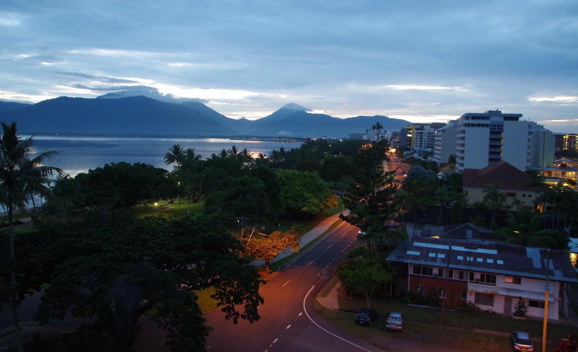 Coral Towers Holiday Suites Cairns Extérieur photo