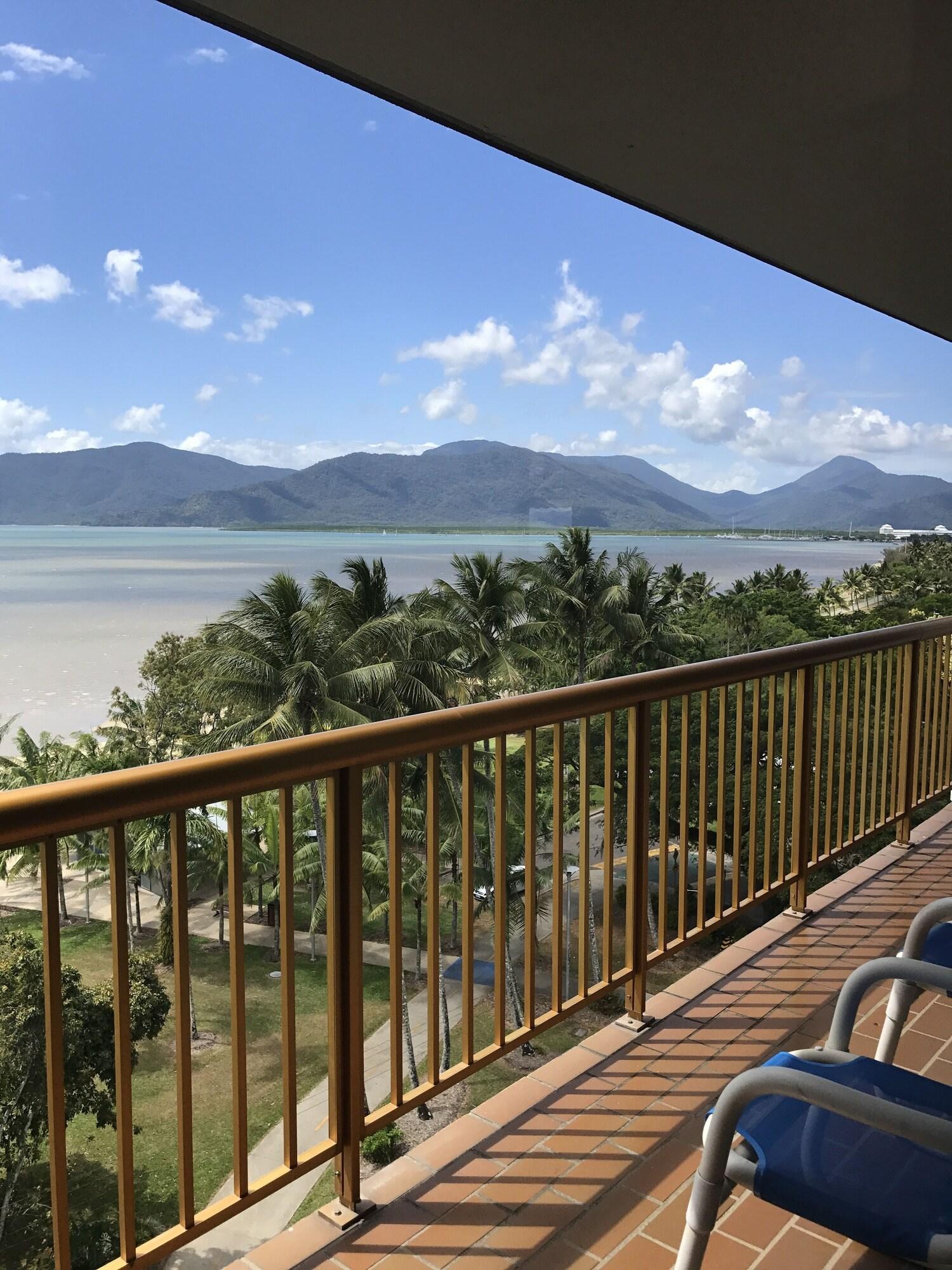 Coral Towers Holiday Suites Cairns Extérieur photo