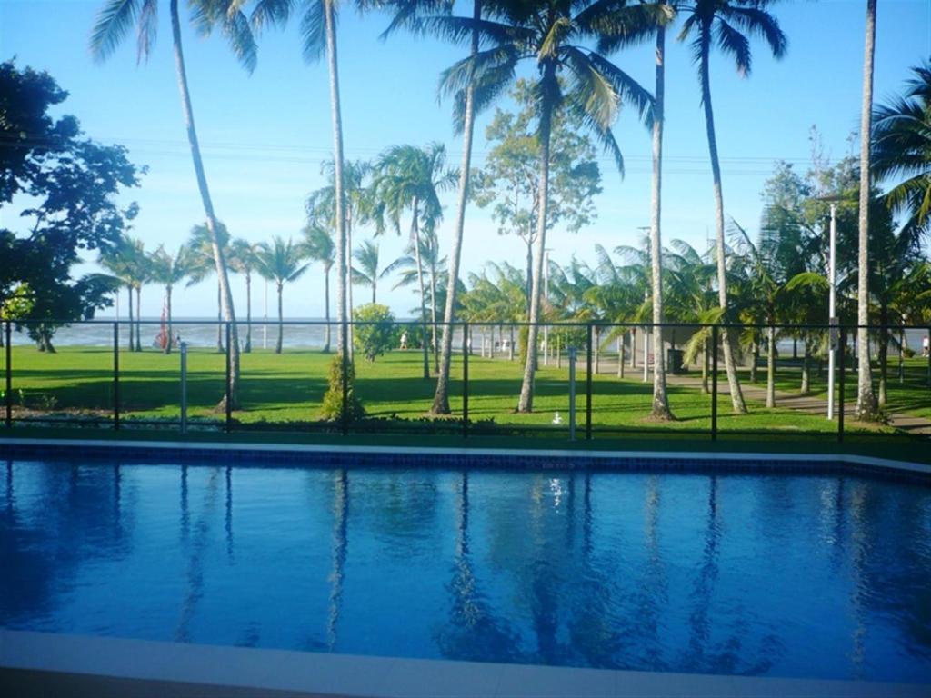 Coral Towers Holiday Suites Cairns Extérieur photo